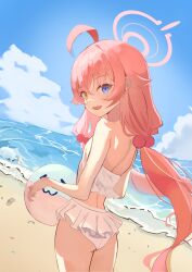 1girl absurdres ahoge ball beach beachball bikini blue_archive emoticon1003 fang frilled_bikini frills from_behind hair_bobbles hair_ornament halo heterochromia highres holding holding_ball hoshino_(blue_archive) hoshino_(swimsuit)_(blue_archive) inflatable_toy looking_at_viewer low_twintails ocean official_alternate_costume pink_hair pink_halo skin_fang solo swimsuit twintails white_bikini