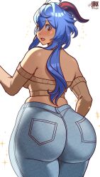 1girl 2025 absurdres ahoge alternate_costume artist_name ass ass_focus backboob beige_sweater blue_hair blurry blush breasts cleavage collarbone cowboy_shot curvy denim embarrassed ganyu_(genshin_impact) genshin_impact half-closed_eyes highres horns huge_ass jeans jerkdibuja large_breasts long_hair long_sleeves looking_back midriff off_shoulder open_mouth pants parted_lips plunging_neckline purple_eyes road simple_background solo_focus spanish_text sparkle thick_thighs thighs variant_set very_long_hair white_background