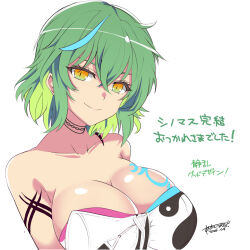 1girl aoi_manabu blue_streaks breast_tattoo breasts cleavage closed_mouth colored_inner_hair commentary_request green_eyes green_hair highres hikage_(senran_kagura) large_breasts multicolored_eyes multicolored_hair official_alternate_costume senran_kagura senran_kagura_new_link shirt skindentation slit_pupils smile snake_tattoo solo strapless strapless_shirt tattoo translation_request upper_body yellow_eyes