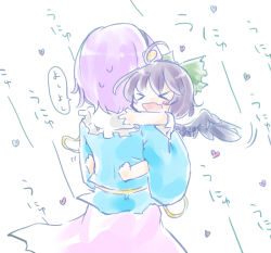 &gt;_&lt; 2girls ahoge barefoot black_hair black_wings bow carrying child closed_eyes female_focus from_behind hair_bow heart kenoka komeiji_satori multiple_girls open_mouth purple_hair reiuji_utsuho short_hair touhou translated unyu white_background wings aged_down