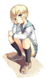 1girl absurdres blonde_hair blue_eyes expressionless flat_chest full_body grey_eyes highres looking_at_viewer original school_uniform serafuku shoes short_hair sneakers socks solo squatting zhongye_yu