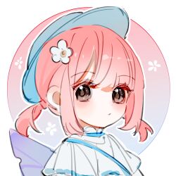1girl aged_down bag blue_background blue_hat blunt_bangs border brown_eyes capelet child chinese_commentary circle closed_mouth collared_capelet commentary_request expressionless eyelashes fairy_wings flower frilled_capelet frills gradient_background hair_flower hair_ornament hat high_collar highres light_blush light_frown low_twintails nikki_(nikki) nikki_(series) outline outside_border pink_background pink_hair purple_wings round_border shining_nikki shirt short_hair short_twintails shoulder_bag solo sun_hat twintails upper_body white_capelet white_flower white_outline white_shirt wings yameibuyichuanglianliujuanhua