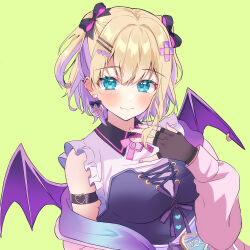 1girl arm_strap bat_wings blonde_hair blue_eyes bow earrings fingerless_gloves gloves green_background hair_bow hair_ornament hairpin heart heart_earrings highres jewelry kurumi_noah kurumi_noah_(3rd_costume) medium_hair multicolored_hair multiple_hairpins nakano_kura neck_ribbon piercing pink_nails purple_hair ribbon shirt single_bare_shoulder single_off_shoulder sleeveless sleeveless_shirt solo two-tone_hair two_side_up upper_body virtual_youtuber vspo! wing_piercing wings