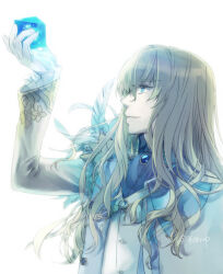 1boy 963krup arm_up ascot blonde_hair blue_ascot blue_brooch blue_eyes brooch cape closed_mouth cube fate/grand_order fate_(series) feathers formal_clothes frilled_sleeves frills from_side gloves gold_trim hair_between_eyes holding jacket jewelry kirschtaria_wodime light_smile long_hair long_sleeves looking_at_object male_focus open_clothes open_jacket profile side_cape simple_background solo spiritvein_stone suit twitter_username upper_body vest white_background white_cape white_feathers white_gloves white_jacket white_suit white_vest