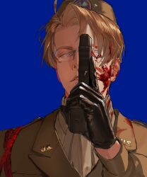 1boy ahoge america_(hetalia) axis_powers_hetalia black_gloves blonde_hair blood blood_in_hair blood_on_clothes blood_on_face blue_background blue_eyes brown_hat brown_jacket glasses gloves grey-framed_eyewear gun hand_up handgun hat hat_ornament highres holding holding_gun holding_weapon jacket lapels leather leather_gloves long_sleeves looking_at_viewer male_focus military_hat military_jacket military_uniform puffy_long_sleeves puffy_sleeves semi-rimless_eyewear shirt short_hair simple_background smile solo star_(symbol) star_hat_ornament teeth upper_body weapon white_shirt zhongerweiyuan