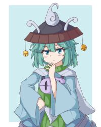 1other ajirogasa androgynous antennae aqua_eyes aqua_hair armor black_hat blue_background blue_kimono blush_stickers border breastplate cape chinese_commentary closed_mouth commentary_request cowboy_shot dot_nose expressionless eyelashes grey_cape hair_between_eyes hand_on_own_chin hand_on_own_hip hat hat_bell japanese_clothes kesa_kujiru kimono len&#039;en light_frown long_sleeves medium_hair other_focus outside_border simple_background solo standing white_border wide_sleeves yingchui_xueyue