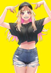 1girl baseball_cap black_hat black_shirt blonde_hair blue_shorts character_request colored_inner_hair commentary cowboy_shot crop_top cropped_shirt denim denim_shorts double_v grin hat highres long_hair looking_at_viewer midriff multicolored_hair navel pink_eyes pink_hair sawaranaide_kotesashi-kun shinjou_takuya shirt short_sleeves shorts simple_background smile solo standing stomach straight-on symbol-only_commentary torn_clothes torn_shorts v yellow_background
