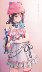 1girl arm_strap bare_shoulders beanie black_choker black_hair breasts choker cleavage cowboy_shot frilled_skirt frills gradient_background hat highres jururu ki_elt long_hair looking_at_viewer medium_breasts overall_skirt pink_eyes pink_shirt shirt skirt sleeveless sleeveless_shirt smile solo thigh_strap virtual_youtuber waktaverse white_skirt