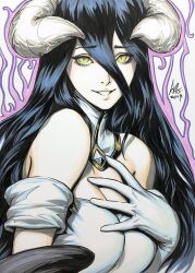 1girl albedo_(overlord) angel_wings arm_at_side artist_name bare_shoulders bird_wings black_feathers black_gemstone black_hair black_wings breasts cleavage collar commentary curled_horns dated demon_girl demon_horns demon_wings detached_collar double-parted_bangs dress english_commentary feathered_wings feathers gem gloves gold_collar gold_trim grin hair_between_eyes hand_on_own_chest highres horns large_breasts long_bangs long_dress long_hair long_hair_between_eyes long_sidelocks looking_at_viewer low_horns low_wings mature_female off-shoulder_dress off_shoulder overlord_(maruyama) pale_skin pink_lips purple_aura realistic sidelocks simple_background sleeveless sleeveless_dress slit_pupils smile solo stanley_lau two-tone_collar upper_body very_long_hair white_background white_collar white_dress white_gloves white_horns wings yellow_eyes
