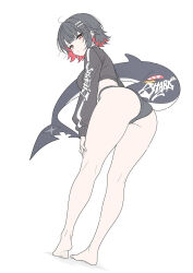 1girl alternate_costume ass barefoot bent_over black_hair black_panties black_shirt colored_inner_hair commentary cropped_shirt ellen_joe english_commentary fins fish_tail from_behind full_body hair_ornament highres kneepits legs long_sleeves looking_at_viewer looking_back mole mole_under_eye multicolored_hair no_pants panties puffy_long_sleeves puffy_sleeves red_eyes red_hair shark_girl shark_tail shirt short_hair simple_background solo standing t1kosewad tail thighs underwear white_background x_hair_ornament zenless_zone_zero