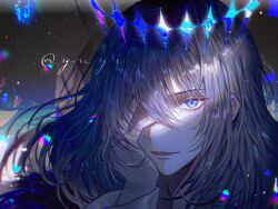 1boy blue_eyes chinese_commentary commentary crack_of_light fate/grand_order fate_(series) fur_trim grey_hair halo hand_on_own_face highres long_sleeves looking_at_viewer male_focus medium_hair oberon_(fate) oberon_(third_ascension)_(fate) one_eye_covered parted_lips portrait shadow shards shirt smile solo spoilers white_shirt zhumojian