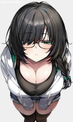 1girl black_hair black_tank_top black_thighhighs bow braid breasts cleavage commentary_request denim denim_shorts from_above glasses green_eyes grey_background hair_bow hair_over_one_eye half-closed_eyes hands_on_own_thighs highres hood hoodie indie_virtual_youtuber kanoto_kaoru large_breasts leaning_forward long_bangs looking_at_viewer short_shorts shorts side_braid simple_background solo tank_top thighhighs twitter_username urabanasimati virtual_youtuber white_hoodie zettai_ryouiki