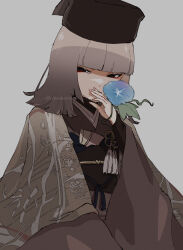 1girl black_headwear black_undershirt blue_flower blunt_bangs blunt_ends brown_cloak brown_kimono chajinbou citron80citron cloak covering_own_mouth eyeliner fate/grand_order fate_(series) flower flower_knot gradient_hair grey_background grey_hair half-closed_eyes hand_up highres japanese_clothes kimono long_sleeves looking_at_viewer makeup medium_hair morning_glory multicolored_hair obi obijime red_eyeliner revision sash sen_no_rikyu_(fate) sen_no_rikyu_(second_ascension)_(fate) simple_background smirk solid_eyes solo tassel upper_body white_hair white_kimono