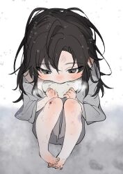 1boy aged_down alternate_costume alternate_hairstyle bare_legs barefoot black_eyes black_hair blood blood_on_leg blush bruise child dirty dirty_clothes dirty_face dirty_feet eating feet food full_body grey_eyes grey_robe hands_up holding holding_food injury knees_up long_hair long_sleeves manjuyawaraka messy_hair modao_zushi off_shoulder parted_bangs robe simple_background single_bare_shoulder sitting snow snowing solo steamed_bun third-party_source toes torn_clothes wei_wuxian white_background wide_sleeves