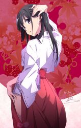 1girl adjusting_hair arm_up black_hair commentary_request cowboy_shot dated floral_background from_behind hakama hibike!_euphonium highres hip_vent japanese_clothes kimono kousaka_reina long_hair long_sleeves looking_at_viewer looking_back miko nii_manabu parted_lips purple_eyes red_background red_hakama ribbon-trimmed_sleeves ribbon_trim signature solo two-tone_background white_kimono wide_sleeves