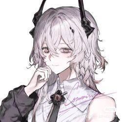 1girl arknights black_horns black_necktie black_sleeves brooch collared_shirt commentary commission dekitaran44316 demon_horns detached_sleeves grey_hair hair_between_eyes hand_on_own_face hashtag-only_commentary highres horns jewelry long_sidelocks material_growth necktie official_alternate_costume oripathy_lesion_(arknights) pink_eyes portrait shirt sidelocks single_bare_shoulder sleeveless sleeveless_shirt smile solo theresa_(arknights) watermark wavy_hair white_background white_shirt