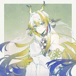 1girl arknights bare_shoulders beads blonde_hair border chinese_commentary closed_mouth commentary_request cowboy_shot dragon_girl dragon_horns earrings floating_hair green_eyes grey_border hair_between_eyes hair_intakes head_rest highres horns jacket jewelry lanmei_xiao_dangao light_particles long_hair long_sleeves looking_at_viewer multicolored_hair necklace off_shoulder outside_border pointy_ears purple_hair shu_(arknights) smile solo very_long_hair white_hair white_jacket