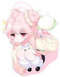 &gt;:) 1girl ahoge steamed_bun black_footwear blue_archive blush bright_pupils closed_mouth commentary doyagao food from_above full_body hair_bun hair_ornament hair_scrunchie halo hand_up highres jacket kneehighs long_hair looking_at_viewer loose_socks natsu_(band)_(blue_archive) natsu_(blue_archive) notice_lines official_alternate_costume official_alternate_hairstyle open_clothes open_jacket pink_hair pink_halo piyon_(pyon_piiii) red_eyes scrunchie shirt sidelocks simple_background single_side_bun smile smug socks solo sparkle squatting symbol-only_commentary v-shaped_eyebrows white_background white_pupils white_shirt white_socks wide_sleeves yellow_jacket yellow_scrunchie
