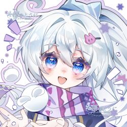 1girl ahoge alternate_costume blue_eyes blush chibi chibi_only chinese_commentary hair_between_eyes hair_flowing_over hair_ornament hairclip hands_up happy hat head_tilt high_ponytail highres honkai_(series) honkai_impact_3rd huge_ahoge kiana_kaslana long_hair long_sleeves looking_at_viewer open_mouth ponytail scarf solo tanyi_(mimanchi27991) white_background white_hair