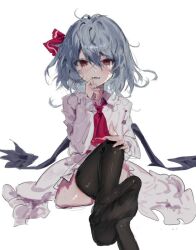 1girl ascot bat_wings black_thighhighs blue_hair blush claws collared_dress dress fangs feet hair_between_eyes hair_ribbon hand_on_own_knee hand_up long_sleeves looking_at_viewer no_headwear no_shoes open_mouth pink_ascot pink_ribbon puffy_long_sleeves puffy_sleeves red_eyes remilia_scarlet ribbon short_hair simple_background sitting solo thighhighs touhou tume_ama white_background white_dress wings