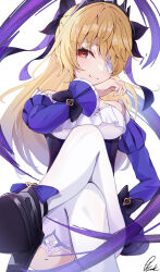 1girl absurdres bare_shoulders black_bow black_shoes black_tiara blonde_hair bow breasts chuunibyou crossed_legs detached_sleeves dress eyepatch feet_out_of_frame fischl_(ein_immernachtstraum)_(genshin_impact) fischl_(genshin_impact) frills genshin_impact hair_over_one_eye hair_ribbon hand_up high_heels highres juliet_sleeves long_hair long_sleeves looking_at_viewer medium_breasts official_alternate_costume pantyhose pisuke_(user_kcmh2774) puffy_sleeves purple_bow purple_sleeves red_eyes ribbon shoes simple_background single_leg_pantyhose single_thighhigh smile solo thighhighs tiara white_background white_pantyhose white_thighhighs