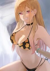 1girl absurdres arms_behind_back bare_shoulders bikini black_bikini black_choker blonde_hair bracelet breasts choker cleavage cowboy_shot floral_print_bikini grey_background highres jewelry kitagawa_marin large_breasts long_hair looking_at_viewer navel o-ring o-ring_bikini pingfan_de_mao red_eyes solo sono_bisque_doll_wa_koi_wo_suru string_bikini swimsuit