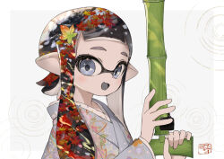 1girl bamboozler_14_(splatoon) black_hair black_tongue blue_eyes blue_kimono commentary_request fang floral_print floral_print_kimono highres holding holding_weapon inkling inkling_girl inkling_player_character japanese_clothes kimono leaf leaf_on_head long_hair long_sleeves looking_at_viewer nintendo open_mouth pointy_ears portrait print_kimono skin_fang smile solo splatoon_(series) tentacle_hair ume_(plumblossom) weapon
