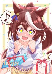 +_+ 1girl 2others :d animal_ears blue_eyes blush box brown_hair gift gift_box hair_between_eyes happy_birthday highres holding holding_box holding_gift hood hooded_sweater hoodie horse_ears horse_girl long_hair long_sleeves looking_at_viewer mokichi3356 multicolored_hair multiple_others musical_note open_mouth ponytail smile spoken_musical_note streaked_hair sweater tokai_teio_(umamusume) two-tone_hair umamusume white_hair white_hoodie white_sweater