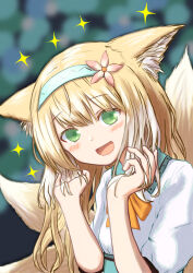 1girl :d absurdres animal_ears aqua_hairband arknights blonde_hair blurry blurry_background blush commentary flower green_eyes hair_flower hair_ornament hairband hands_in_hair hands_up highres long_hair looking_at_viewer multicolored_hair multiple_tails open_mouth pink_flower shirt shirt_tucked_in short_sleeves smile solo sparkle sparkling_aura streaked_hair suzuran_(arknights) tail upper_body white_hair white_shirt yellow_tail yudoufu_(bioyudoufu)