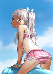 1girl ass bandeau bikini bikini_skirt blue_sky cloud cowboy_shot dark-skinned_female dark_skin green_eyes grey_hair highres kantai_collection long_hair looking_at_viewer looking_back maestrale_(kancolle) maestrale_kai_(swimsuit)_(kancolle) noroma one-piece_tan one_side_up pink_bandeau pink_bikini polka_dot polka_dot_bikini sky solo strapless strapless_bikini swimsuit tan tanline