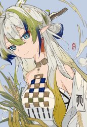 1girl absurdres arknights bare_shoulders blonde_hair blue_background blue_eyes blue_hair dragon_girl dragon_horns earrings eastern_dragon_horns eyeliner green_hair grey_hair hands_up highres holding holding_plant horns jewelry long_hair makeup multicolored_hair off_shoulder orange_eyeliner plant pointy_ears rice_(plant) shu_(arknights) smile solo strapless streaked_hair tube_top upper_body white_tube_top xiao_jin_caoooooooi yellow_hands