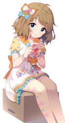 1girl ahoge bendy_straw blue_bow blue_eyes blush bow box bracelet brown_hair brown_thighhighs cardboard_box closed_mouth collarbone commentary_request dress drinking drinking_straw feet_out_of_frame frilled_dress frills hair_bow hair_ornament highres holding idolmaster idolmaster_million_live! jewelry kagami_(galgamesion) looking_at_viewer on_box orange_bow orange_sailor_collar puffy_short_sleeves puffy_sleeves sailor_collar sailor_dress short_sleeves sitting solo star_(symbol) star_hair_ornament suou_momoko suou_momoko_(fancy_a_la_mode) thighhighs white_dress