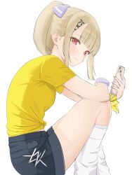 1girl absurdres black_shorts blonde_hair blunt_bangs from_side hair_ribbon highres holding holding_phone knees_up kogara_toto lupinus_virtual_games mea_mememea parted_bangs phone ponytail red_eyes ribbon shirt short_shorts short_sleeves shorts sidelocks simple_background sitting socks solo t-shirt tied_shirt virtual_youtuber vspo! white_background white_socks yellow_shirt