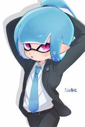 1girl arms_behind_head belt black_jacket black_pants black_suit blue_hair blue_necktie blush collared_shirt commentary_request formal_clothes highres inkling inkling_girl inkling_player_character jacket long_hair looking_at_viewer necktie nintendo open_clothes open_jacket open_mouth pants pink_eyes pointy_ears shirt simple_background solo splatoon_(series) splatoon_3 standing suit tentacle_hair tying_hair white_background white_shirt yake_zake