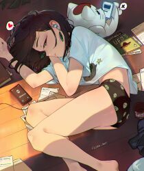 2girls alien_print ass ayase_momo bare_legs barefoot bracelet brown_hair cellphone cesar_art456 commentary dandadan earphones fetal_position heart highres jewelry lying multiple_girls on_side panties pendant_earring phone shirt smartphone smile spanish_commentary spoken_heart turbo_granny_(dandadan) underwear wireless_earphones