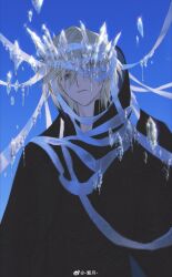 1boy bandage_over_one_eye bandaged_head bandages black_cloak black_robe blonde_hair blue_eyes blue_sky chinese_commentary cloak closed_mouth cowboy_shot crown expressionless fai_d._flowright glint hair_between_eyes highres hood hood_down hooded_cloak ice ice_shard icicle looking_at_viewer male_focus one_eye_covered robe sky solo tsubasa_chronicle watermark weibo_watermark yuefanfan