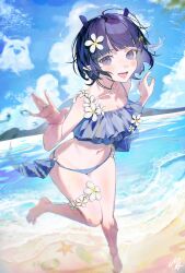 1girl :d absurdres ani_019 bare_legs barefoot beach bikini blue_sky blunt_bangs cloud day flower flower_bikini flower_thigh_strap hair_flower hair_ornament hands_up highres hololive hololive_english jewelry light_blush looking_at_viewer mole mole_under_eye navel necklace ninomae_ina&#039;nis ocean official_alternate_costume official_alternate_hairstyle open_mouth outdoors pointy_ears purple_bikini purple_eyes purple_hair ruffle_bikini shore short_hair sky smile solo standing standing_on_one_leg starfish stomach swimsuit takodachi_(ninomae_ina&#039;nis) upper_body virtual_youtuber