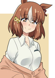 1girl absurdres animal_ears belno_light_(umamusume) blush bob_cut bow brown_cardigan brown_hair cardigan commentary cosplay dress_shirt ear_ribbon hair_ornament half-closed_eyes highres horse_ears horse_girl letter_hair_ornament long_sleeves looking_at_viewer multicolored_hair norn_ace_(umamusume) norn_ace_(umamusume)_(cosplay) off_shoulder partially_unbuttoned shirt solo two-tone_hair umamusume umamusume:_cinderella_gray upper_body wakku_kan white_hair white_shirt wing_collar