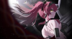 1girl absurdres armor back bare_shoulders black_bow bow breastplate breasts closed_mouth commentary earrings from_behind hair_bow hair_ornament hairband highres jewelry large_breasts long_hair looking_at_viewer lupa_(wuthering_waves) metal_hairband pink_hair seoc_studios shoulder_blades smile solo tacet_mark_(wuthering_waves) wuthering_waves yellow_eyes