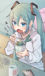 1girl aqua_eyes aqua_hair blue_eyes blue_hair food hatsune_miku highres holding holding_food hood hoodie long_hair open_mouth sitting solo spring_onion table twintails very_long_hair vocaloid white_hoodie yasuno-labo