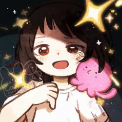 Rule 34 | 1girl, 1other, :d, alien, blood, blood on face, chibi, chibi only, deformed, half-closed eyes, hand up, kuze shizuka, octopus, open mouth, portrait, shirt, smile, sparkle, sunlight, takopii, takopii no genzai, tearing up, upper body, white shirt, yknsugar