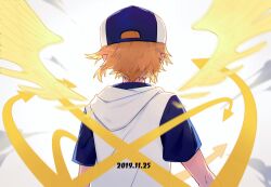 Rule 34 | 1boy, aotu world, arrow (symbol), baseball cap, black hat, blonde hair, blurry, blurry foreground, chinese commentary, dated, facing away, from behind, hat, highres, hood, hood down, hoodie, king (aotu world), lightning bolt symbol, male focus, multicolored hat, multicolored hoodie, pointy ears, quail-zoz03, short hair, short sleeves, solo, upper body, white background, white hoodie, wings