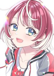 1girl blue_eyes collarbone commentary_request drawstring highres idolmaster idolmaster_va-liv jacket kamizurucosmo light_blush looking_at_viewer multicolored_hair multicolored_jacket open_mouth red_hair red_shirt shirt short_hair smile solo sparkling_eyes sunlight teeth tomori_manaka two-tone_hair upper_body upper_teeth_only virtual_youtuber white_background white_hair white_jacket zipper_pull_tab
