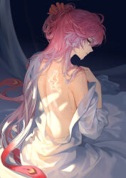 1girl back changli_(wuthering_waves) commentary english_commentary feather_hair fingernails from_behind hand_on_own_head highres long_hair looking_at_viewer looking_back median_furrow multicolored_hair parted_lips pink_hair ruoruoqiu solo two-tone_hair very_long_hair wet white_hair wuthering_waves yellow_eyes
