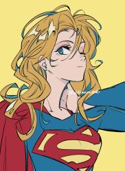 1girl artist_name blonde_hair blue_eyes cape dc_comics highres hokkemaruyaki kara_danvers long_hair red_cape signature solo supergirl superhero_costume superman_(series) superman_logo twitter_username
