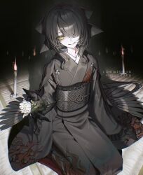 1girl absurdres black_hair black_kimono candle chrysanthemum commission dark_background fingernails flower grin highres holding holding_flower japanese_clothes kimono looking_at_viewer medium_hair mitsudomoe_(shape) moduku obi original parted_lips sash sayagata seiza sharp_fingernails sitting smile solo tatami tomoe_(symbol) twitter_username white_flower yellow_eyes