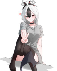 1girl absurdres black_choker black_hair black_horns blue_archive blush bright_pupils brown_thighhighs choker closed_mouth collarbone commentary demon_horns full_body grey_hair grey_halo grey_shirt halo heart highres hit_by_hit horns kayoko_(blue_archive) long_hair looking_at_viewer mole mole_on_collarbone multicolored_hair outstretched_arm red_eyes shirt short_sleeves simple_background sitting smile solo t-shirt thighhighs two-tone_hair v white_background white_pupils