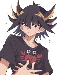 1boy ? antenna_hair black_hair black_shirt blonde_hair blue_eyes closed_mouth collarbone crab_print fudo_yusei hair_between_eyes highres looking_at_viewer male_focus multicolored_hair niyane print_shirt shirt short_hair short_sleeves simple_background small_sweatdrop solo spiked_hair t-shirt two-tone_hair upper_body v-shaped_eyebrows white_background yu-gi-oh!