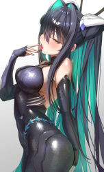 1girl absurdres black_bodysuit black_hair bodysuit breasts colored_inner_hair commentary goddess_of_victory:_nikke gradient_background green_hair grey_background headgear highres jindogod little_mermaid_(nikke) long_hair looking_at_viewer medium_breasts multicolored_hair naughty_face open_mouth solo tongue tongue_out twintails two-tone_hair yellow_eyes