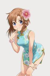 Rule 34 | 1girl, bare shoulders, blue eyes, bracelet, china dress, chinese clothes, dress, female focus, finger to mouth, flower, grey background, hair flower, hair ornament, higurashi no naku koro ni, jewelry, leaning forward, looking at viewer, orange hair, ryuuguu rena, short hair, side slit, simple background, solo, standing, thigh gap, thighs, yachiwo